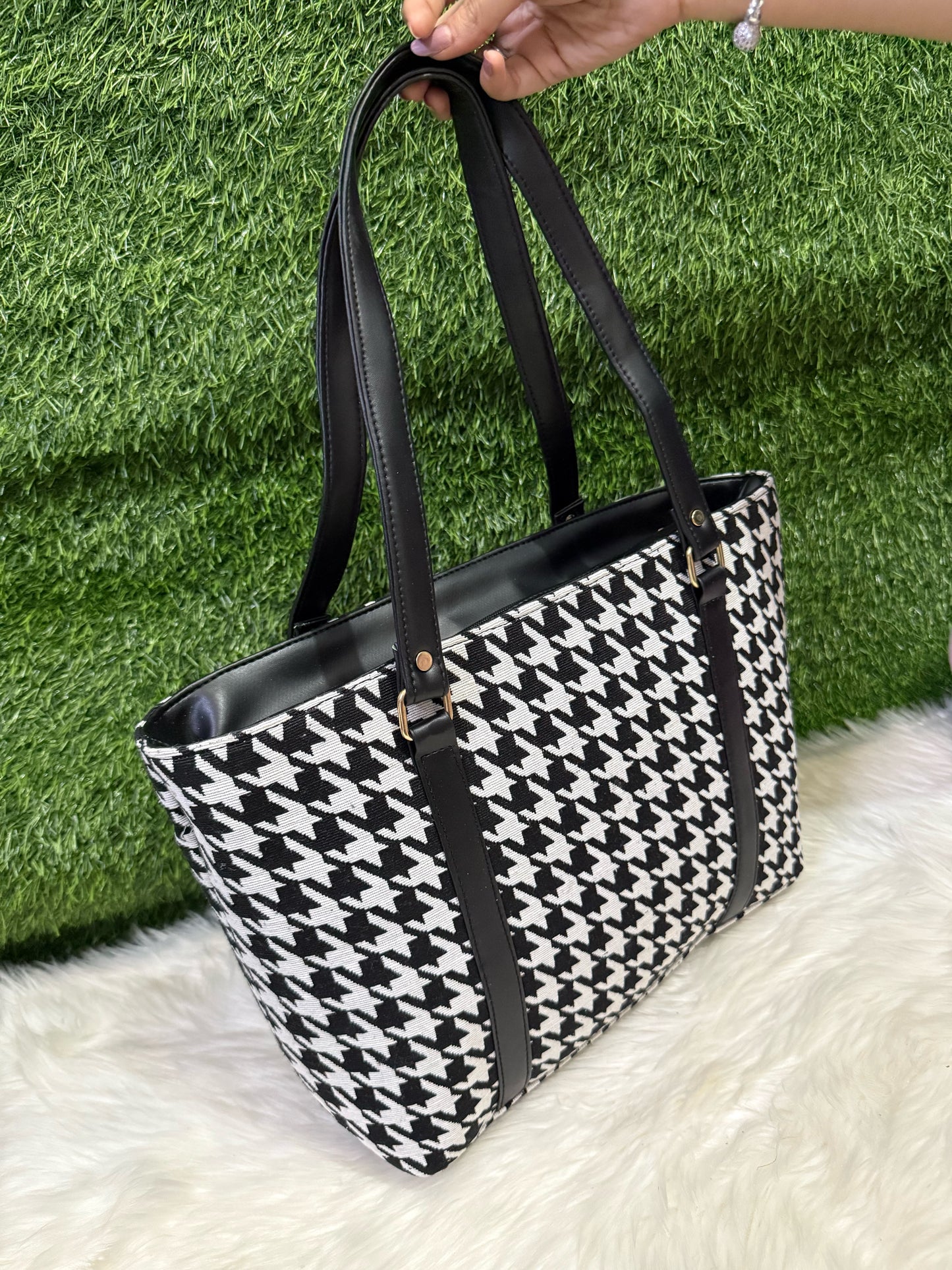 Monochrome office tote