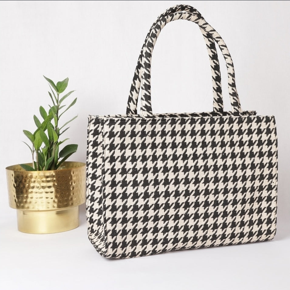 Monochrome tote