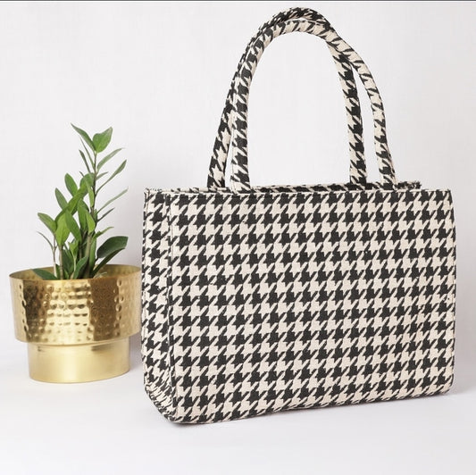 Monochrome tote